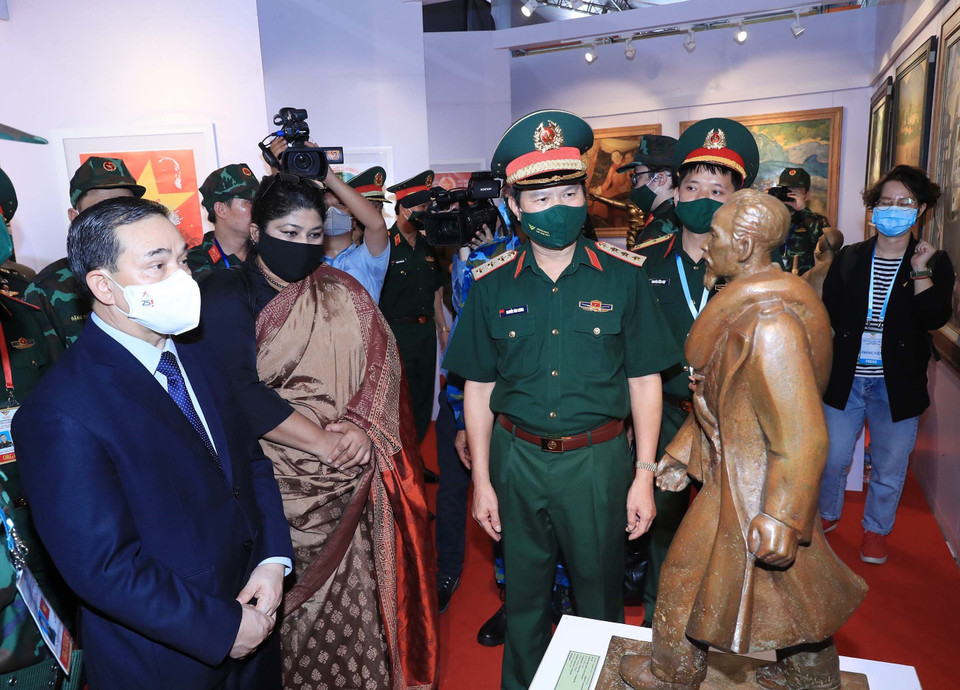 Các đại biểu xem triển lãm Không gian văn hóa và triển lãm vũ khí. (Ảnh: Trọng Đức/TTXVN)