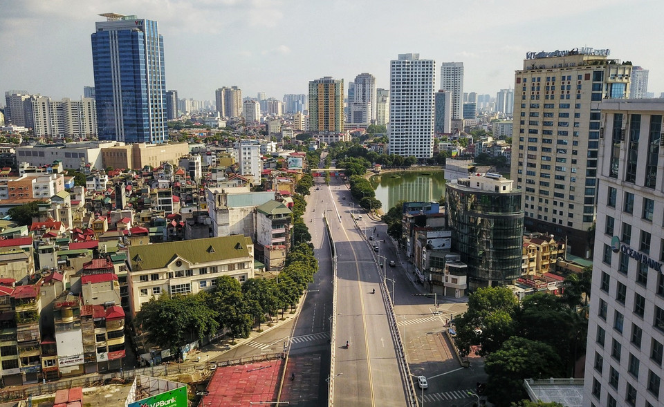 Cầu vượt Nguyễn Chí Thanh vắng vẻ giờ tan tầm (Ảnh chụp lúc 17h). (Ảnh: Thành Đạt/TTXVN)