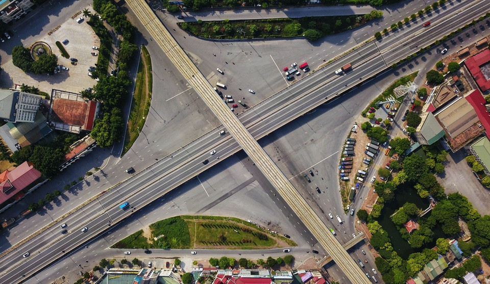 Lúc 17h đúng khung giờ cao điểm tại nút giai thông Xuân Thủy - Phạm Văn Đồng vắng vẻ nhìn từ trên cao. (Ảnh: Thành Đạt/TTXVN)