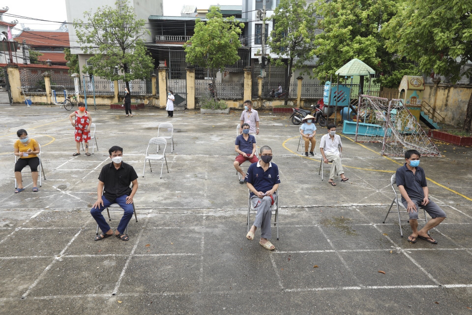 Người dân xã Ngọc Hồi đến lấy mẫu xét nghiệm COVID-19 (ảnh chụp ngày 10/8/2021). (Ảnh: Minh Quyết/TTXVN)