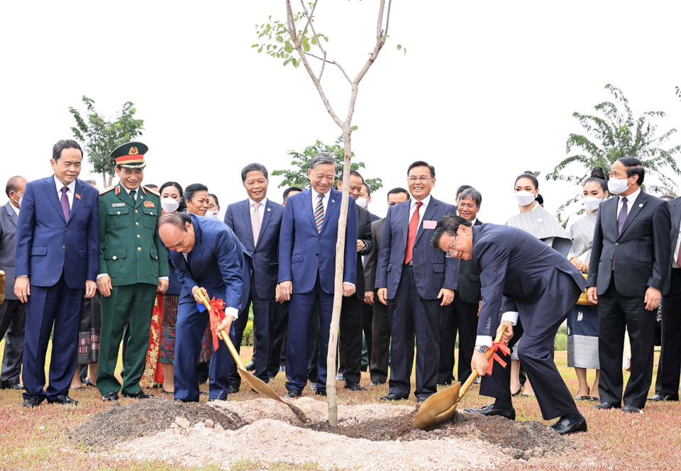 Chủ tịch nước Nguyễn Xuân Phúc, Tổng Bí thư, Chủ tịch nước Lào Thongloun Sisoulithc cùng đại biểu hai nước trồng cây lưu niệm tại Nhà Quốc hội mới của Lào. (Ảnh: Thống Nhất/TTXVN)