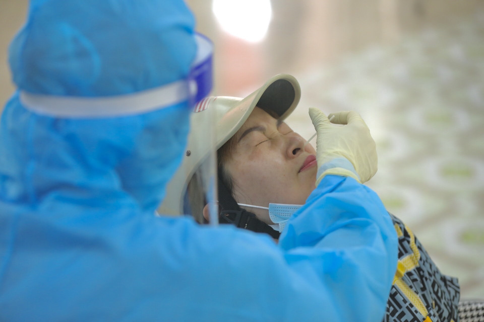 Nhân viên y tế huyện Thanh Trì lấy mẫu xét nghiệm COVID-19 cho người dân xã Ngũ Hiệp (ảnh chụp ngày 10/8/2021). (Ảnh: Minh Quyết/TTXVN)