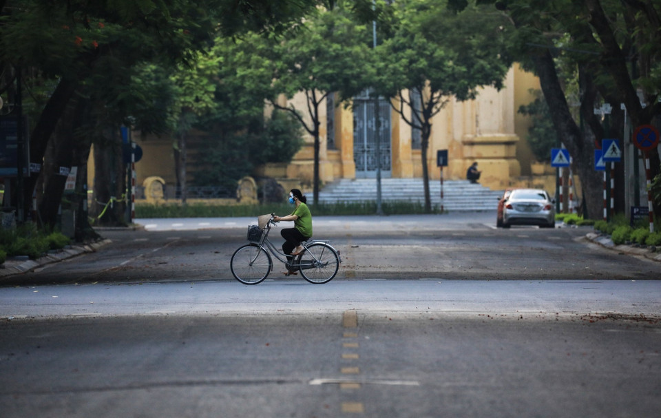 Đường Lý Thường Kiệt hướng về trường Đại học Dược Hà Nội hun hút, vắng vẻ người đi lại. (Ảnh: Thành Đạt/TTXVN)