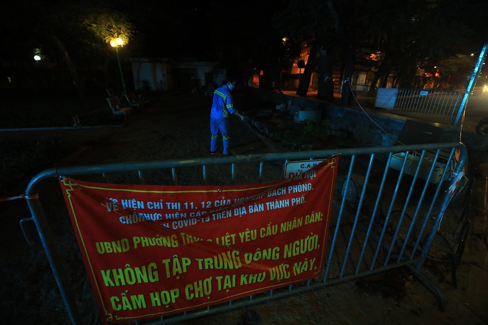 Bất kể ngày hay đêm, những người công nhân môi trường cần mẫn quét dọn, làm sạch đẹp đường phố và bảo đảm vệ sinh môi trường, sức khỏe cho người dân. (Ảnh: Tuấn Anh/TTXVN)