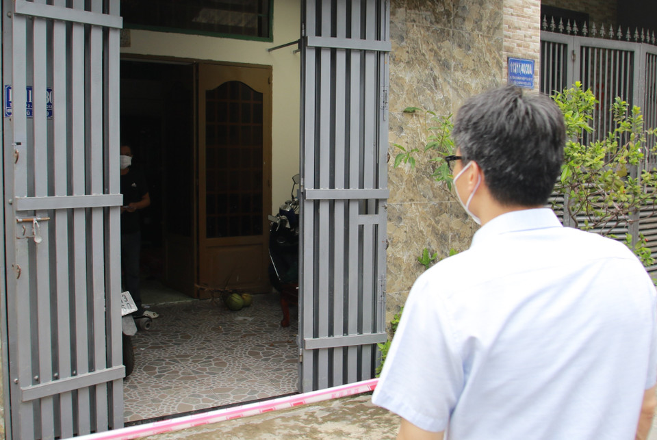 Phó Thủ tướng Vũ Đức Đam thăm hỏi bệnh nhân F0 điều trị tại nhà. (Ảnh: Xuân Tình/TTXVN)