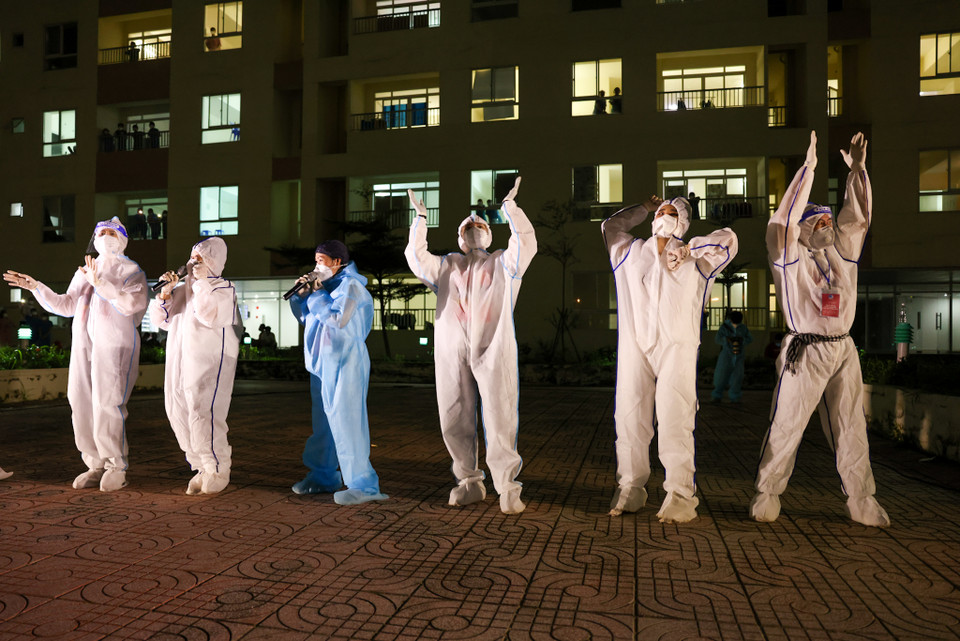 Hình ảnh những nghệ sỹ tình nguyện vì cộng đồng là một hình ảnh đẹp, lan tỏa tinh thần tích cực rất lớn. (Ảnh: Ngô Trần Hải An/Vietnam+)