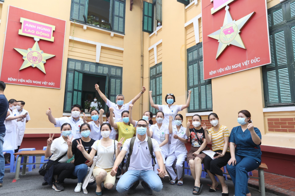 300 cán bộ, y bác sỹ Bệnh viện Việt Đức chuẩn bị lên đường vào Thành phố Hồ Chí Minh. (Ảnh: Minh Quyết/TTXVN)