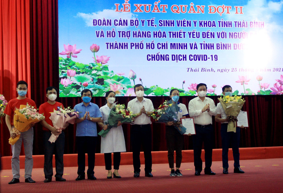 Lãnh đạo tỉnh Thái Bình tặng hoa cho đại diện đoàn công tác. (Ảnh: Thế Duyệt/TTXVN)