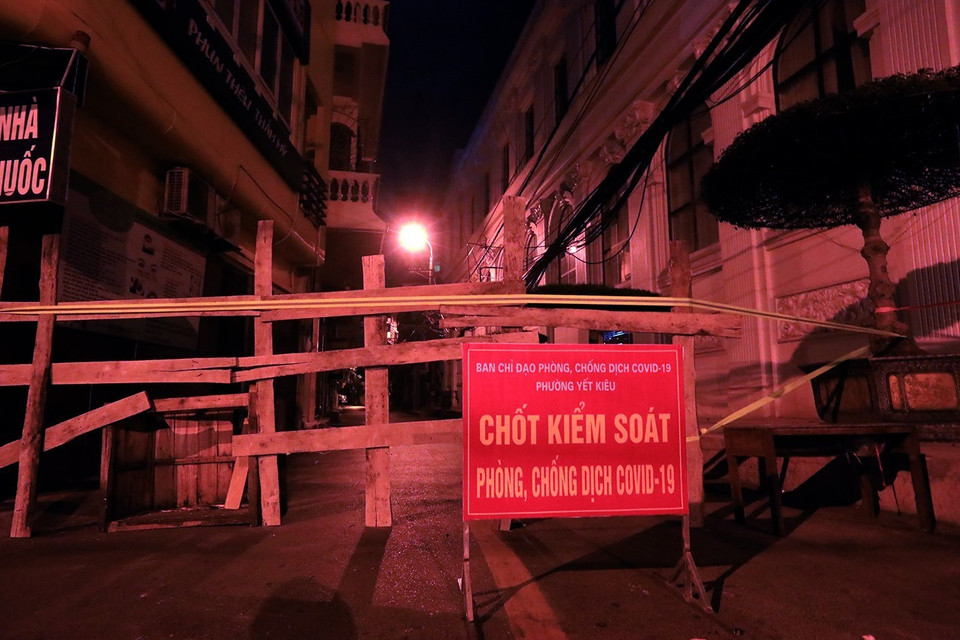 Toàn bộ tuyến phố Trương Công Định, phường Yết Kiêu, quận Hà Đông bị phong tỏa. (Ảnh: Tuấn Anh/TTXVN)