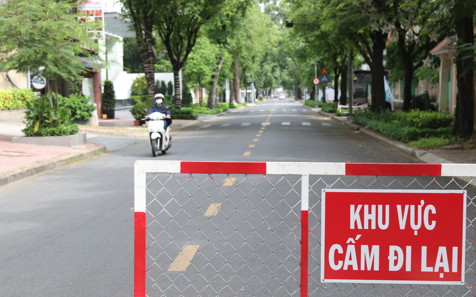 Tuyến đường Lê Quý Đôn, Quận 3, thưa vắng người qua lại. (Ảnh: Trần Xuân Tình/TTXVN)