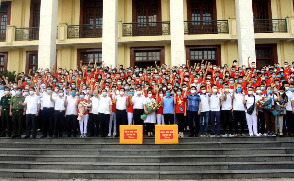 Lãnh đạo tỉnh Thái Bình tiễn đoàn công tác hỗ trợ Thành phố Hồ Chí Minh và Bình Dương chống dịch. (Ảnh: Thế Duyệt/TTXVN)