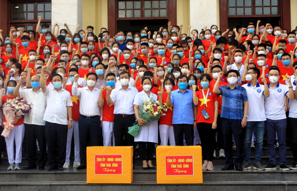 Lãnh đạo tỉnh Thái Bình tiễn đoàn công tác hỗ trợ Thành phố Hồ Chí Minh và Bình Dương chống dịch. (Ảnh: Thế Duyệt/TTXVN)
