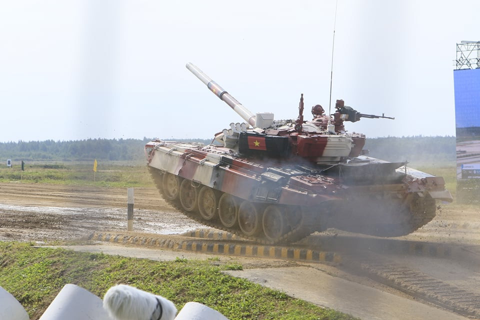 Kíp xe tăng số 3: Trưởng xe, Thiếu tá Trần Việt Hải; Pháo thủ, Thượng úy quân nhân chuyên nghiệp Phan Anh Tuấn; Lái xe, Thượng úy chuyên nghiệp Nguyễn Tiến Chiến. (Ảnh: Trần Hiếu/Vietnam+)