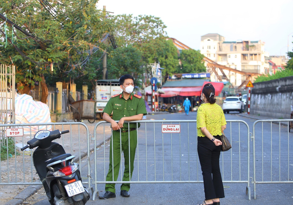 Lực lượng chức năng có mặt chốt tại mọi ngả đường vào Chợ Long Biên. (Ảnh: Hoàng Hiếu/TTXVN)