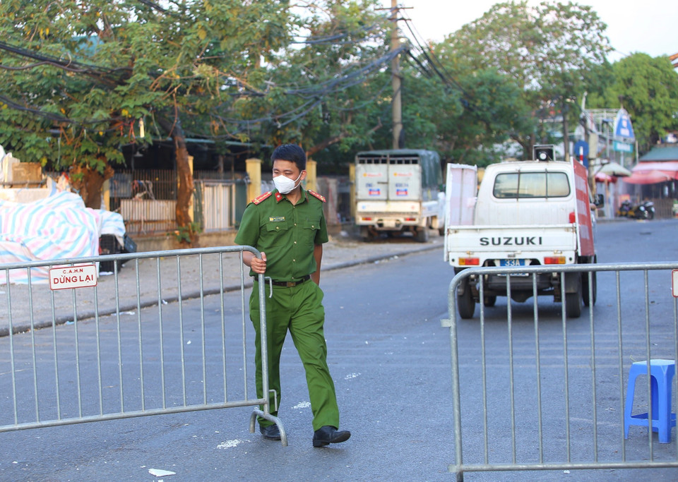 Lực lượng chức năng lập rào chắn phong tỏa chợ Long Biên. (Ảnh: Hoàng Hiếu/TTXVN)