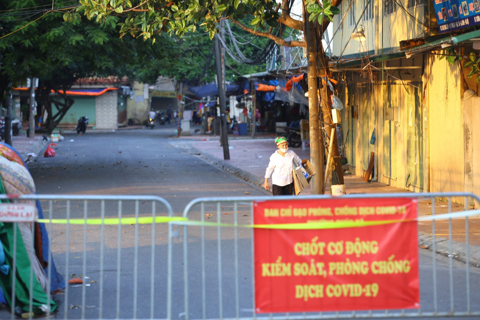 Chợ Long Biên (quận Ba Đình) bị phong tỏa tạm thời. (Ảnh: Hoàng Hiếu/TTXVN)