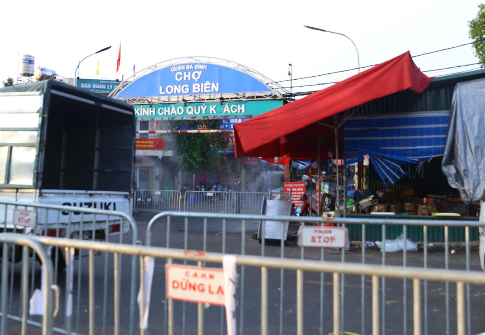 Trước đó, liên quan đến chợ Long Biên, ngày 1/8, quận Ba Đình đã tiến hành phong tỏa khu vực kinh doanh hải sản thuộc chợ Long Biên do liên quan đến một ca nhiễm SARS-CoV-2 có địa chỉ tại huyện Thanh Trì (Hà Nội) đã đến lấy hàng tại khu vực kinh doanh hải sản chợ Long Biên. (Ảnh: Hoàng Hiếu/TTXVN)