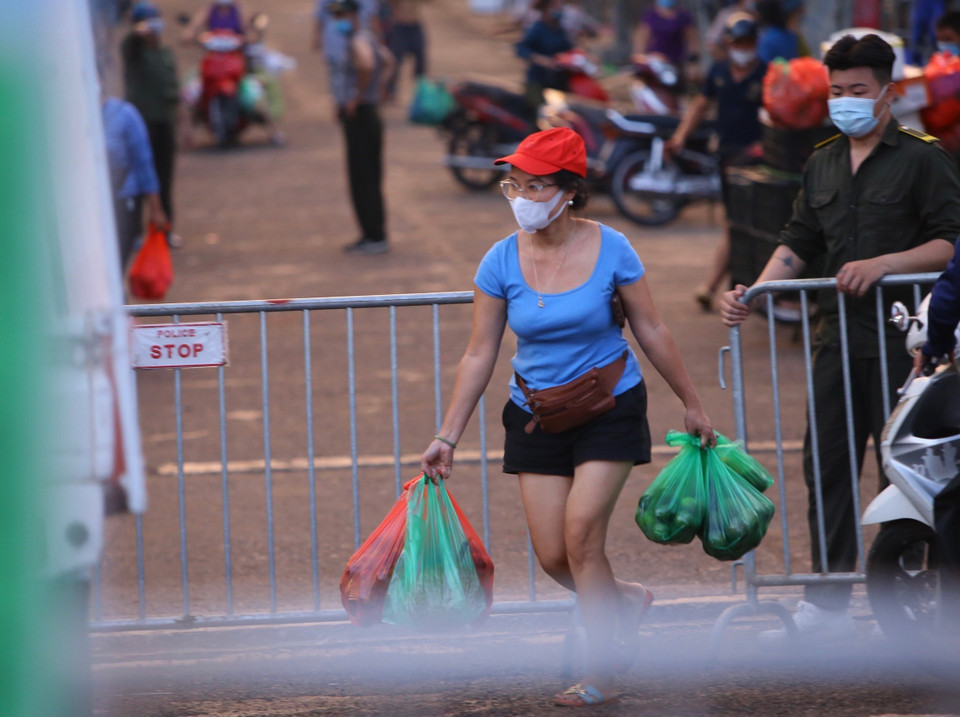 Chuyển đồ trong khu vực phong tỏa. (Ảnh: Hoàng Hiếu/TTXVN)