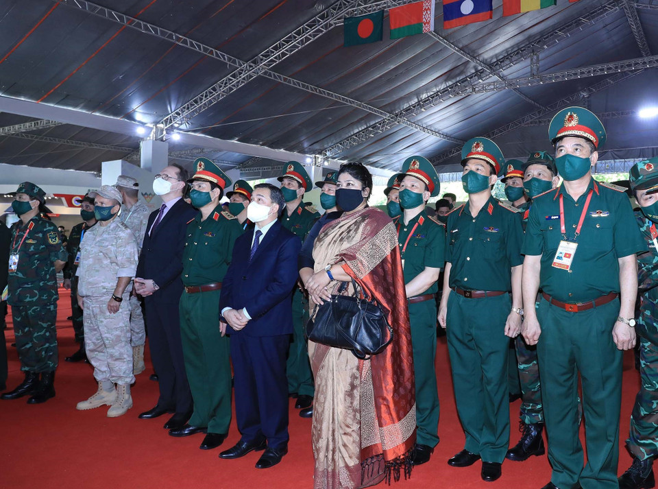 Các đại biểu xem triển lãm Không gian văn hóa và triển lãm vũ khí. (Ảnh: Trọng Đức/TTXVN)