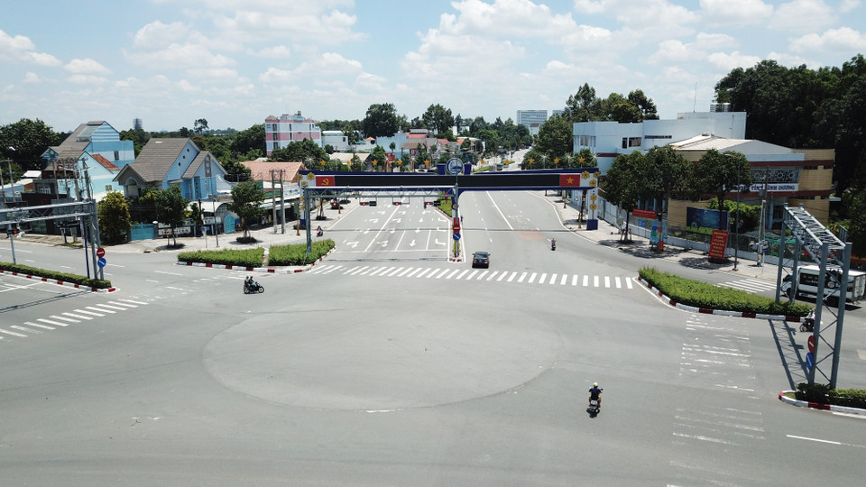 Đường Phạm Ngọc Hành vào trung tâm thành phố mới Bình Dương vắng người đi lại. (Ảnh: Văn Hướng/TTXVN)