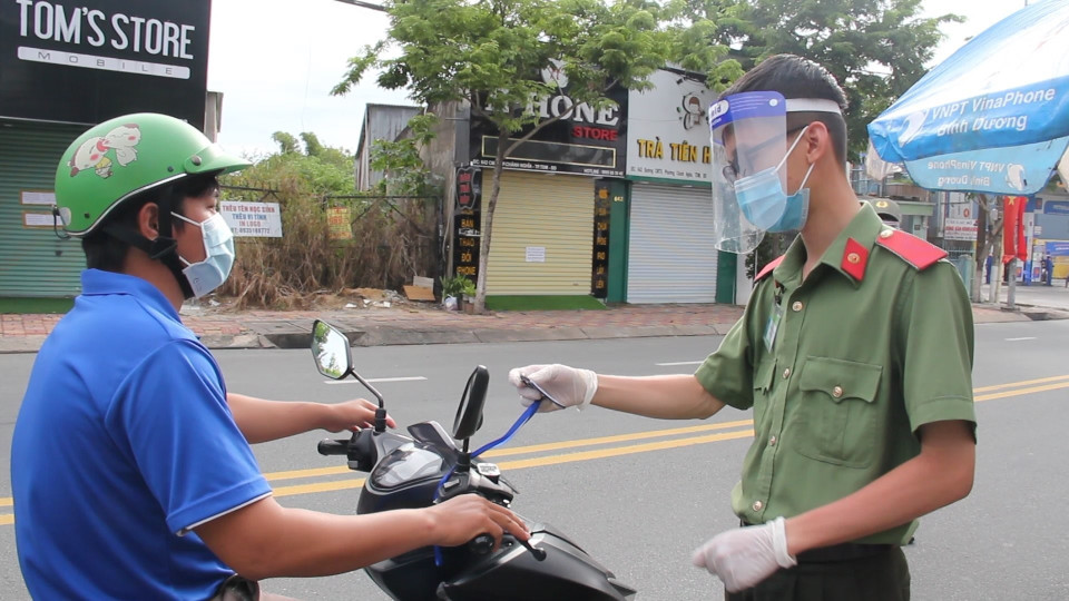 Ủy ban Nhân dân tỉnh Bình Dương vừa ban hành văn bản số 3985/UBND-VX về việc tiếp tục thực hiện giãn cách xã hội theo Chỉ thị 16/CT-TTg của Thủ tướng Chính phủ và thực hiện xanh hóa trên địa bàn tỉnh từ ngày 16/8/2021. (Ảnh: Văn Hướng/TTXVN)