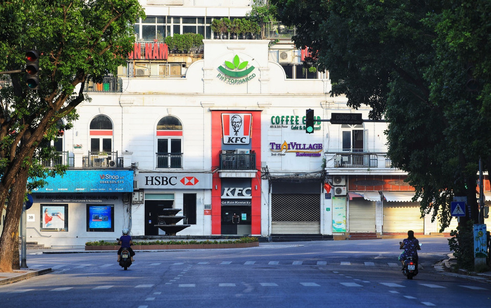 Đường Đinh Tiên Hoàng hướng về Quảng trường Đông Kinh Nghĩa Thục vắng vẻ trong những ngày thực hiện chỉ thị 17 của UBND thành phố. (Ảnh: Thành Đạt/TTXVN)