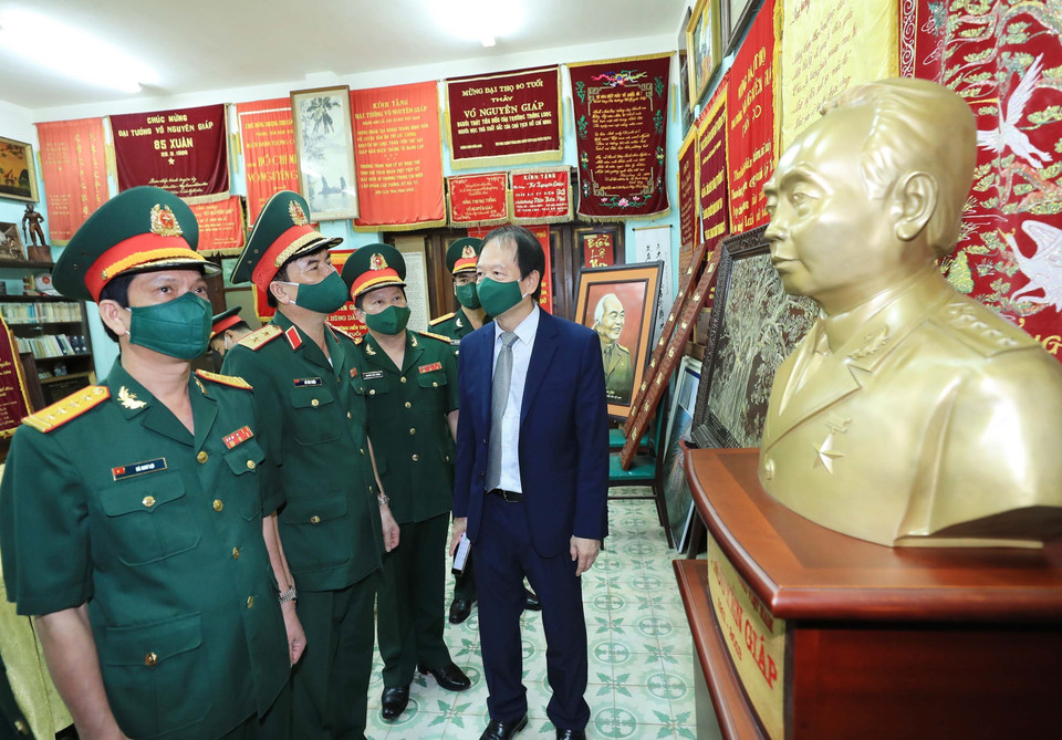 Đại biểu các cơ quan, đơn vị của Bộ Quốc phòng thăm Phòng trưng bày tại gia đình Đại tướng Võ Nguyên Giáp. (Ảnh: Trọng Đức/TTXVN)