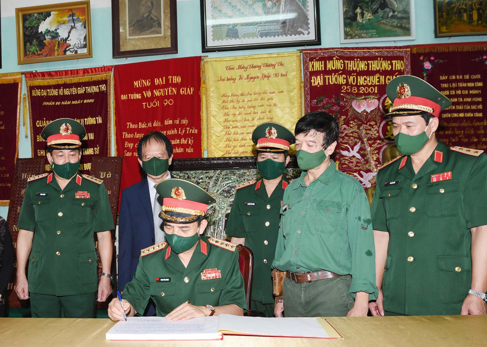 Đại tướng Phan Văn Giang và các vị lãnh đạo Bộ Quốc phòng ghi sổ lưu niệm tại gia đình Đại tướng Võ Nguyên Giáp. (Ảnh: Trọng Đức/TTXVN)