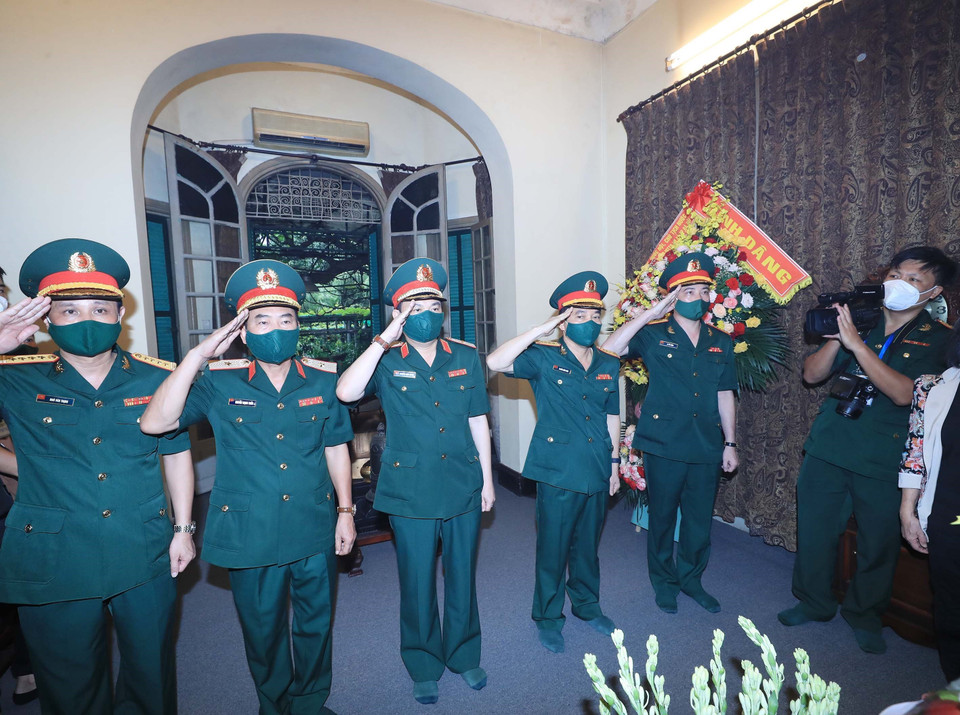 Đoàn đại biểu Bộ Tư lệnh Thủ đô dâng hương tưởng niệm Đại tướng Võ Nguyên Giáp. (Ảnh: Trọng Đức/TTXVN)