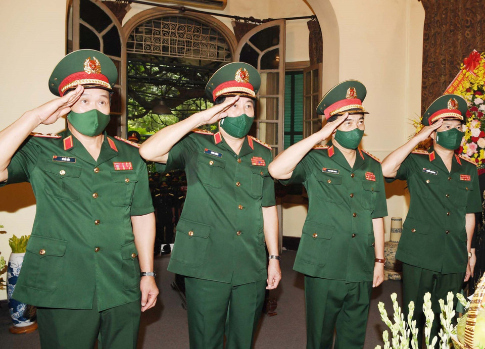 Đại tướng Phan Văn Giang và các vị lãnh đạo Bộ Quốc phòng dâng hương tưởng niệm Đại tướng Võ Nguyên Giáp. (Ảnh: Trọng Đức/TTXVN)