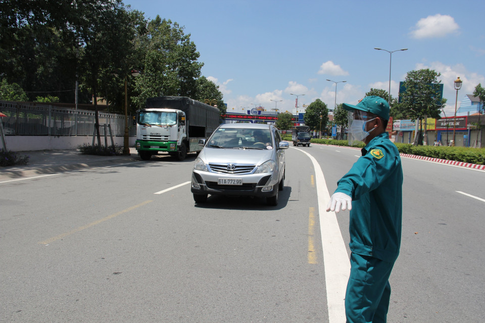 Lực lượng chức năng tỉnh Bình Dương tiếp tục siết chặt kiểm tra việc đi lại của người dân trên địa bàn. (Ảnh: Văn Hướng/TTXVN)