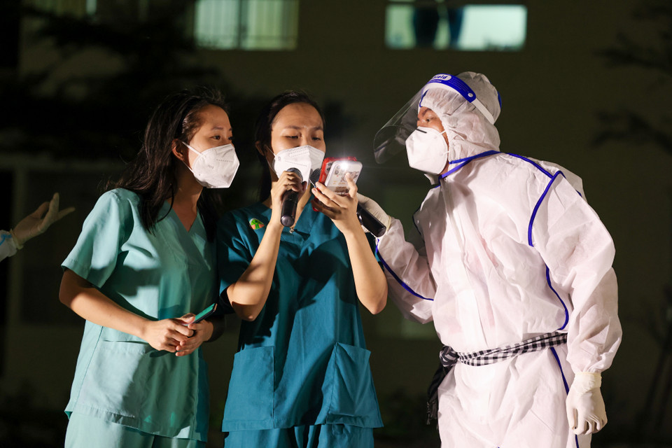 Theo MC Quỳnh Hoa, Giám đốc Nhà Văn hóa Thanh niên Thành phố Hồ Chí Minh, những chương trình ca nhạc, giải trí trên truyền hình, trên mạng xã hội dù có hoành tráng, hay đến đâu cũng chỉ là chương trình gián tiếp, không khỏa lấp được nỗi buồn, sự cô đơn và trống vắng của các bệnh nhân đang một mình đối mặt, chống chọi với bệnh tật. (Ảnh: Ngô Trần Hải An/Vietnam+)