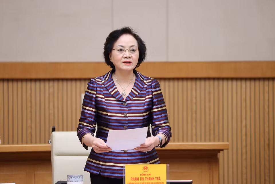 Bộ trưởng Bộ Nội vụ Phạm Thị Thanh Trà, Phó Chủ tịch Thường trực Hội đồng Thi đua-Khen thưởng Trung ương, công bố Quyết định của Thủ tướng Chính phủ về việc kiện toàn Hội đồng. (Ảnh: Dương Giang/TTXVN)