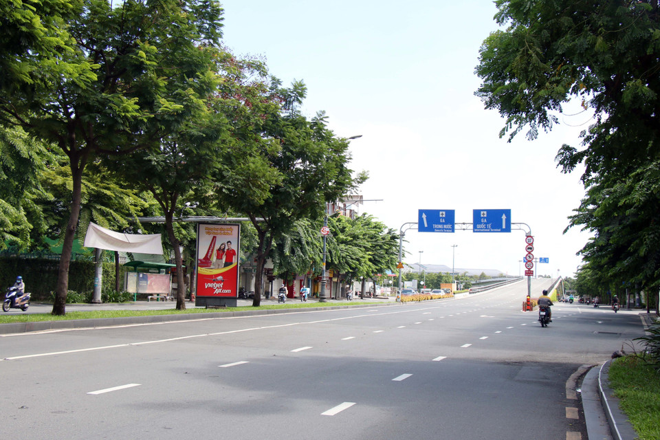 Đường Trường Sơn lối vào Cảng hàng không quốc tế Tân Sơn Nhất khá vắng vẻ. (Ảnh: Tiến Lực/TTXVN)