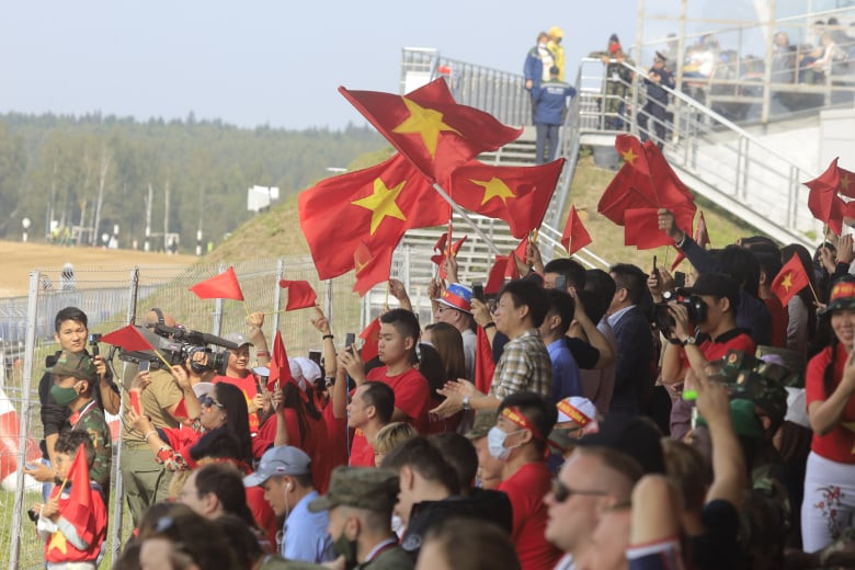 Các cổ động viên Việt Nam trên khán đài. (Ảnh: Trần Hiếu/Vietnam+)