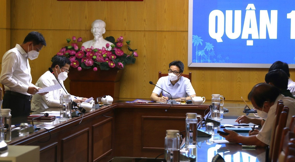 Phó Thủ tướng Chính phủ Vũ Đức Đam làm việc với lãnh đạo Quận 12. (Ảnh: Xuân Tình/TTXVN)