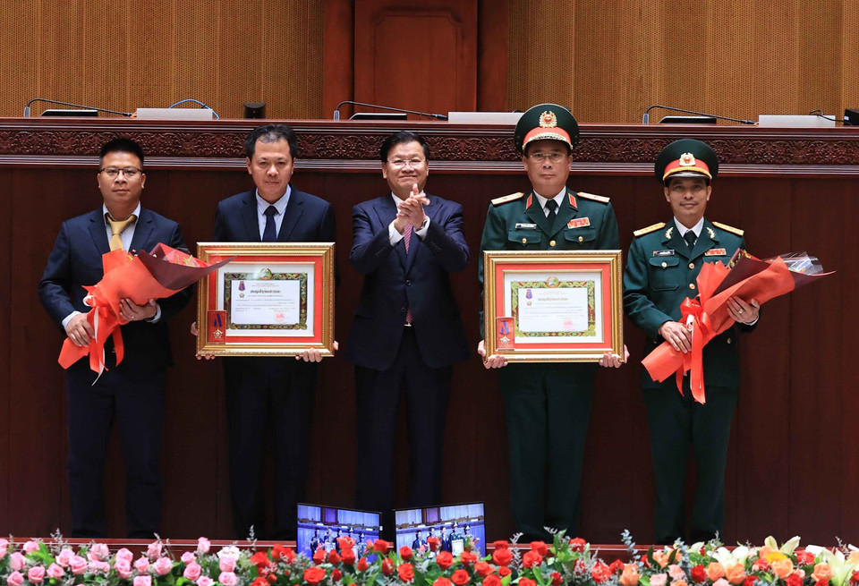 Tổng Bí thư, Chủ tịch nước Lào Thongloun Sisoulith trao Huân chương Tự do hạng Nhì cho Ban quản lý dự án, Bộ Xây dựng và Binh đoàn 11, Bộ Quốc phòng Việt Nam. (Ảnh: Thống Nhất/TTXVN)