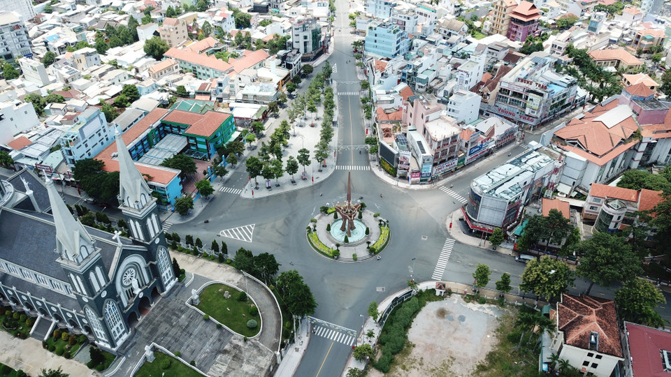 Ngã sáu trung tâm thành phố Thủ Dầu Một vắng người và phương tiện lưu thông. (Ảnh: Văn Hướng/TTXVN)