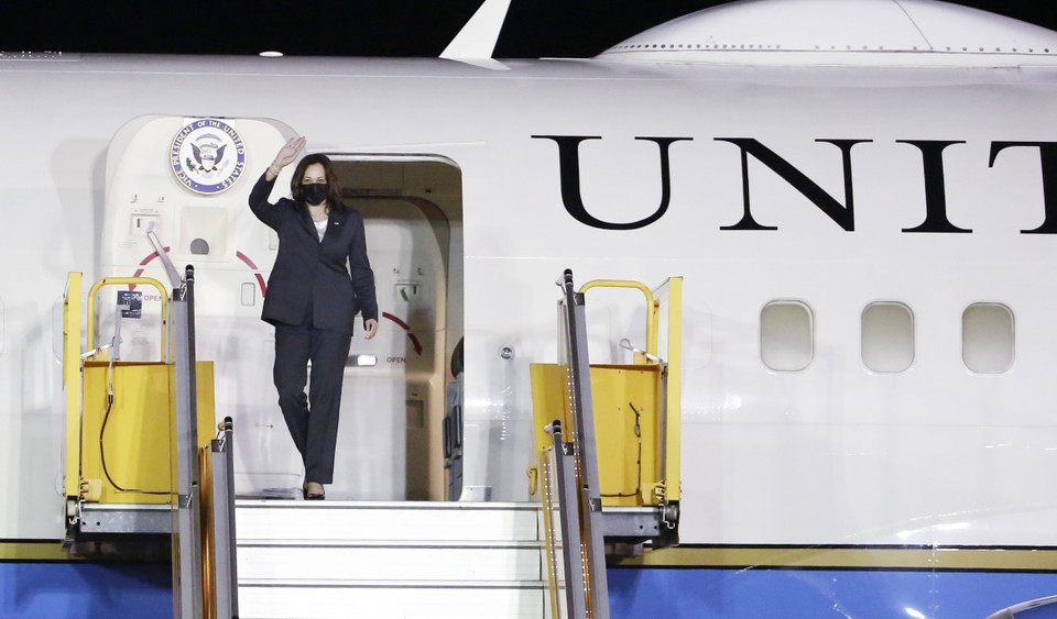 Phó Tổng thống Hoa Kỳ Kamala Harris tại Sân bay Quốc tế Nội Bài, Hà Nội. (Ảnh: Lâm Khánh/TTXVN)