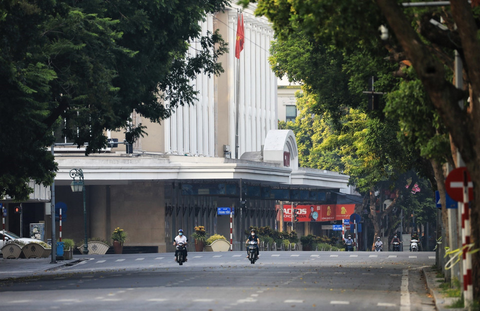 Trung tâm mua sắm Tràng Tiền Plaza đã đóng cửa theo chỉ thị 17 của UBND thành phố, dòng ra đường trên tuyến phố Tràng Tiền - Đinh Tiên Hoàng cũng vì thế mà vắng hẳn. (Ảnh: Thành Đạt/TTXVN)