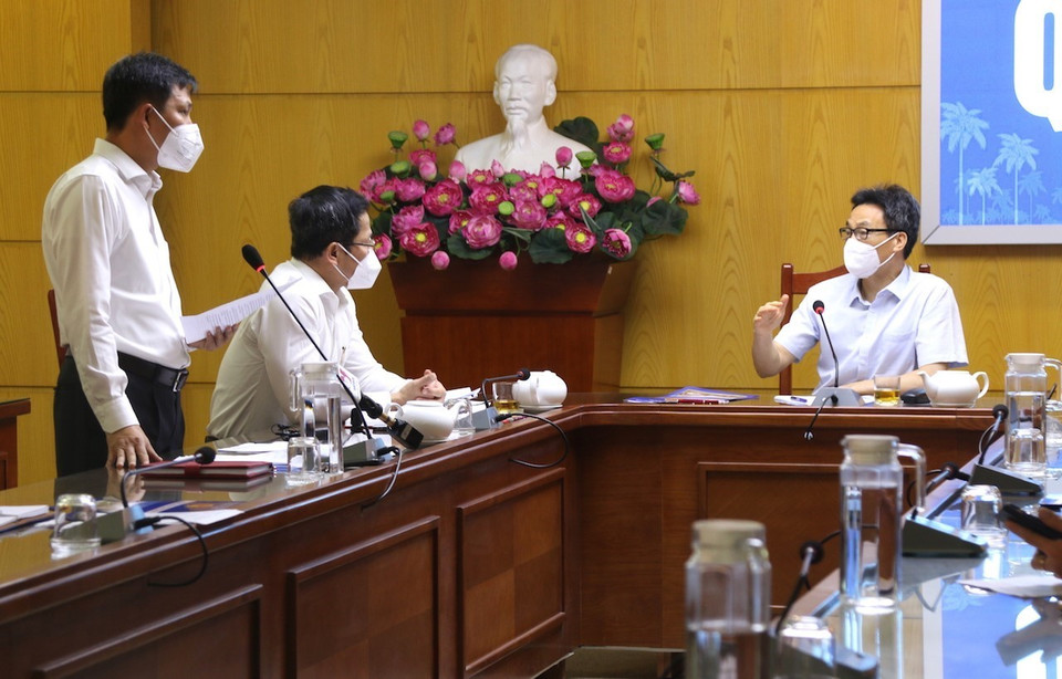 Phó Thủ tướng Vũ Đức Đam trao đổi với Lãnh đạo Quận 12. (Ảnh: Xuân Tình/TTXVN)