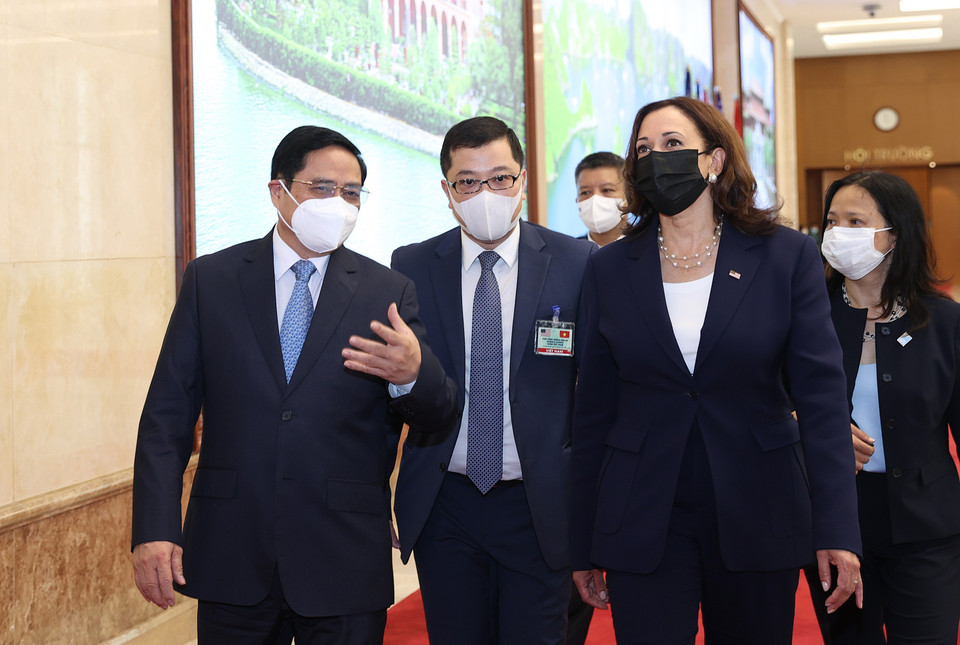 Thủ tướng Phạm Minh Chính giới thiệu với Phó Tổng thống Hoa Kỳ Kamala Harris những hình ảnh về đất nước và con người Việt Nam. (Ảnh: Dương Giang/TTXVN)