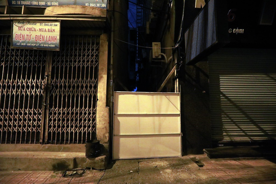 Các ngõ nhỏ trên phố Trương Công Định, phường Yết Kiêu, bị phong tỏa. (Ảnh: Tuấn Anh/TTXVN)