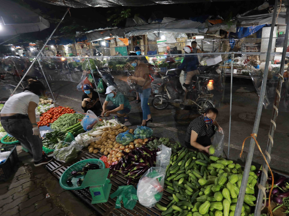 Tất cả các quầy kinh doanh trong chợ đều được lắp đặt kính chắn an toàn. (Ảnh: Vũ Sinh/TTXVN)