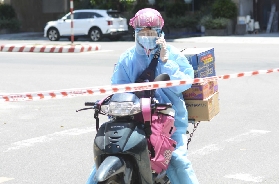 Một shipper trên đường đi giao hàng. (Ảnh: Văn Dũng/TTXVN)