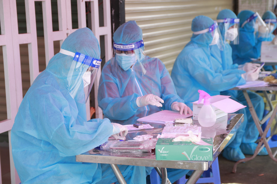 Ngày 22/8, hơn 380 thanh niên tình nguyện thuộc Tỉnh đoàn Bình Dương đã xuất quân vào điểm nóng tham gia lấy mẫu test nhanh sàng lọc COVID-19 tại 11 phường bị “khóa chặt” ở thành phố Thuận An và thị xã Tân Uyên do hai địa phương có số ca F0 tăng cao trong cộng đồng. (Ảnh: Chí Tưởng/TTXVN)