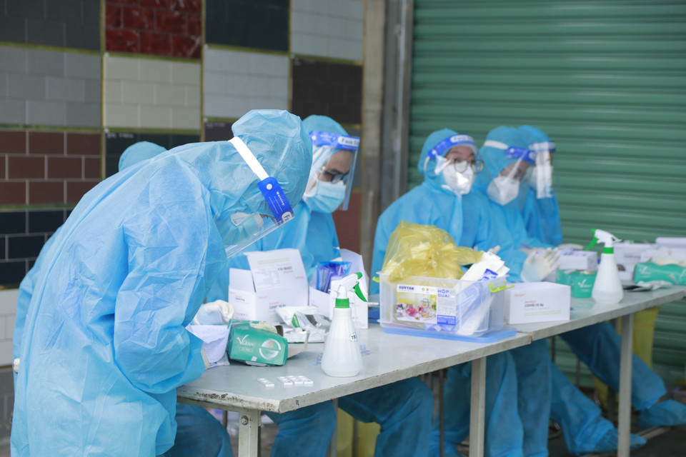 Lực lượng thanh niên tình nguyện thuộc Tỉnh đoàn Bình Dương phối hợp lấy mẫu tìm F0. (Ảnh: Chí Tưởng/TTXVN)