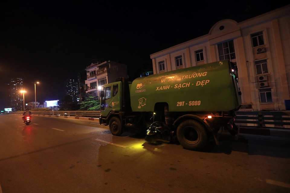 Xe chuyên dụng thuộc Công ty TNHH Một thành viên Môi trường đô thị Hà Nội quét dọn rác làm sạch môi trường trên các tuyến phố. (Ảnh: Tuấn Anh/TTXVN)
