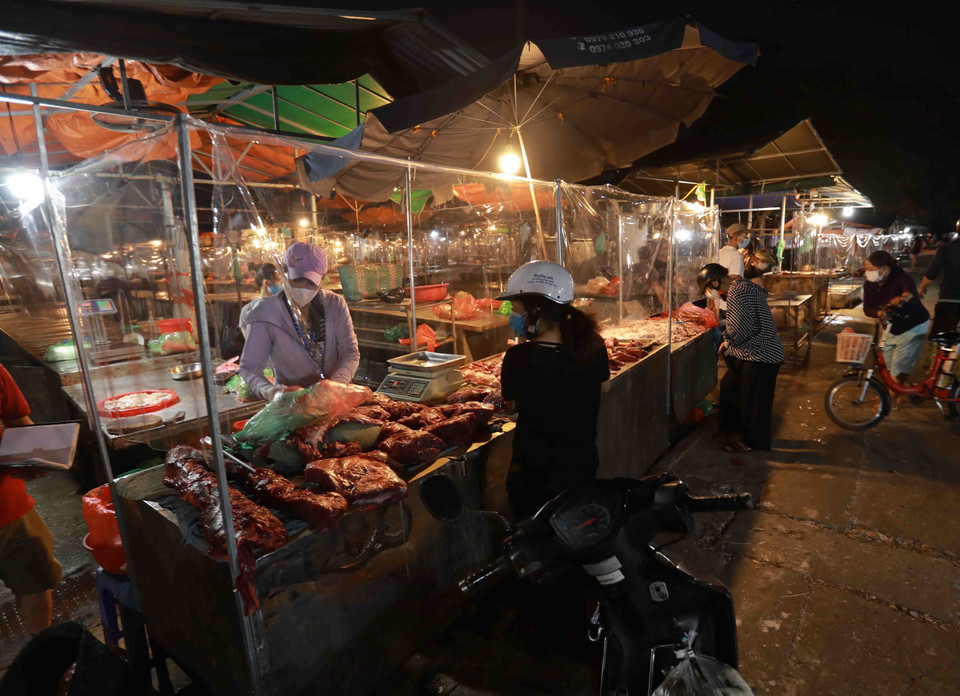 Các hoạt động mua, bán đều đảm bảo khoảng cách an toàn. (Ảnh: Vũ Sinh/TTXVN)