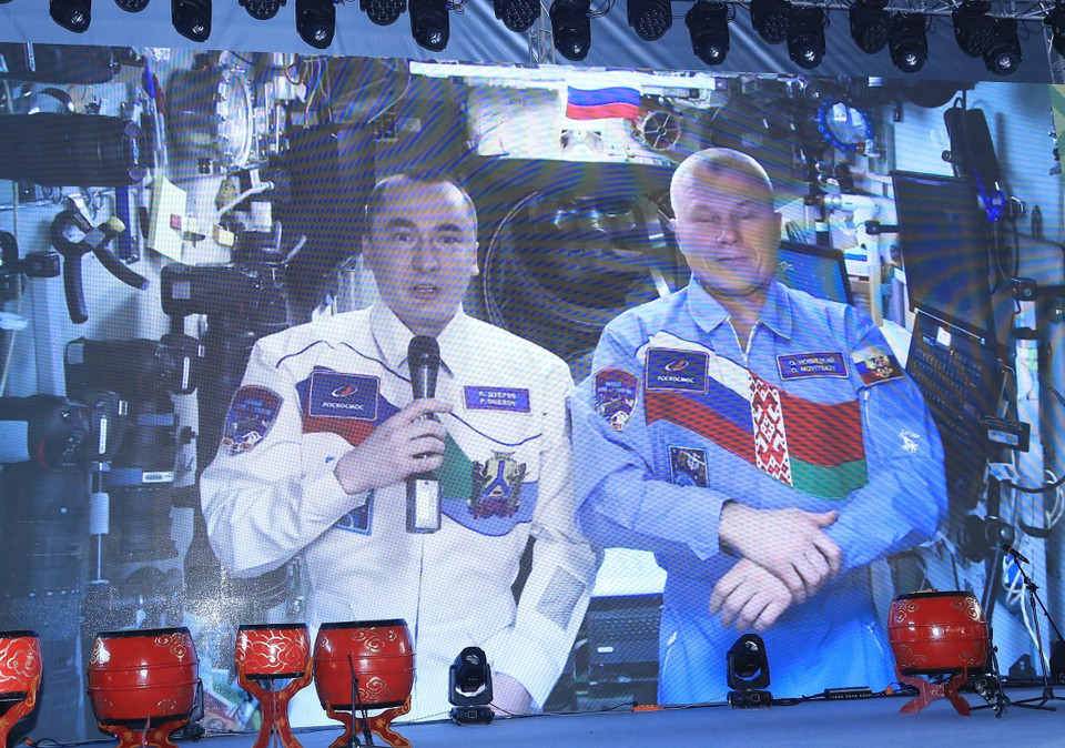 Các nhà du hành vũ trụ Nga đang trên quỹ đạo chúc mừng các đội tuyển tham gia Army Games 2021. (Ảnh: Trọng Đức/TTXVN)